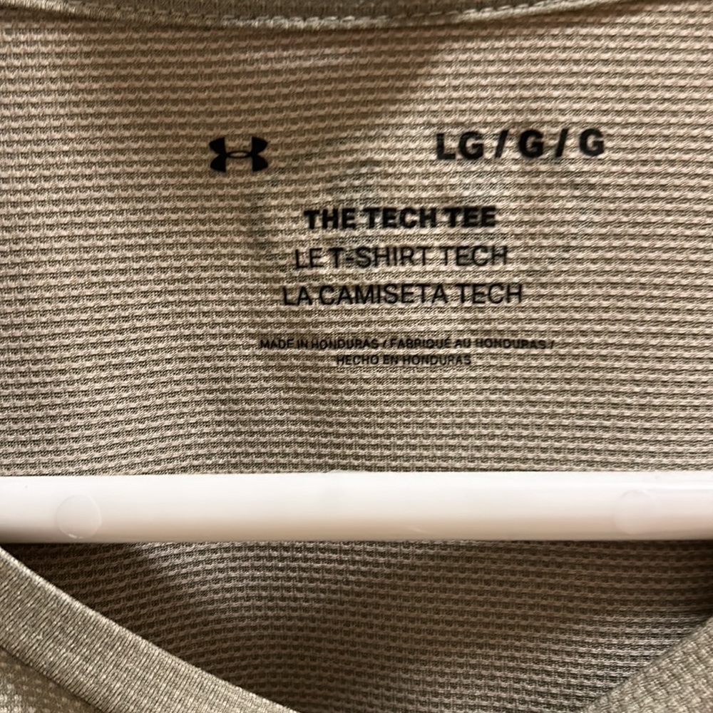 Under armour shirt. Loose fit. - Picture 2 of 4